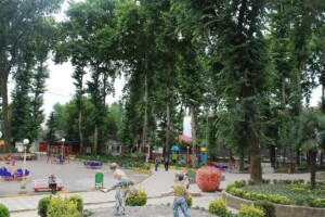 پارک شهرفومن,پارک معروف به مجسمههای رنگارنگ