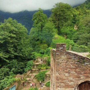 قلعه رودخان یکی از جاهای دیدنی فومن در میان جنگلهای گیلان