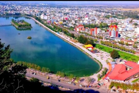 نمای شیطان‌کوه و استخر لاهیجان، یکی از معروف‌ترین جاهای دیدنی لاهیجان