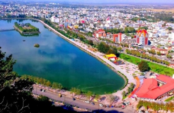 نمای شیطان‌کوه و استخر لاهیجان، یکی از معروف‌ترین جاهای دیدنی لاهیجان